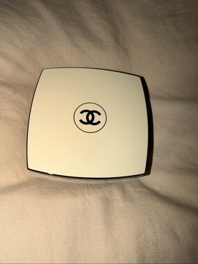 CHANEL Les Beiges Healthy Glow Oversize Powder